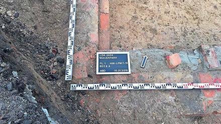 Glücksfund: Direkt unter dem Eingang zum Mauerpark wurde der Zugang zum Fluchttunnel entdeckt.