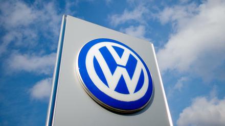 Ein Schild mit einem Volkswagen Logo.