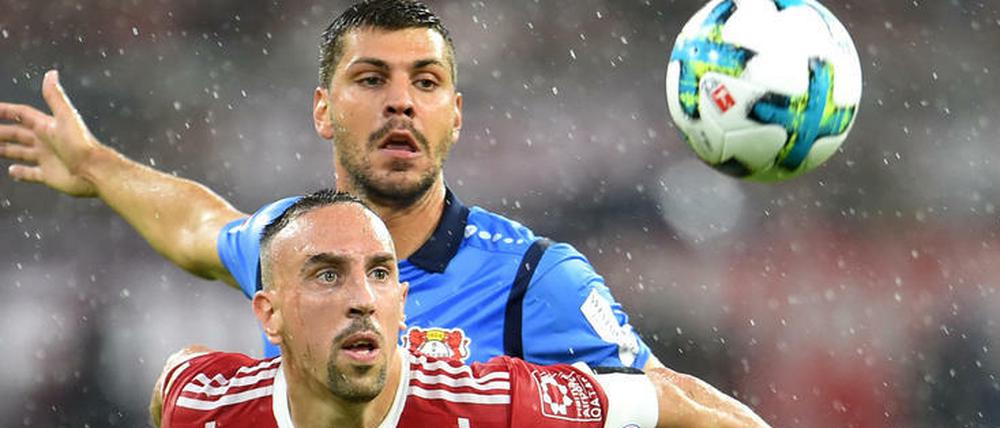 Große Augen. Bayer Leverkusen und Bayern München eröffnen das Fußballjahr 2018.