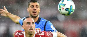 Große Augen. Bayer Leverkusen und Bayern München eröffnen das Fußballjahr 2018.