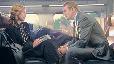 Fremde im Zug. Die mysteriöse Joanna (Vera Farmiga) macht MacCauley (Liam Neeson) ein unmoralisches Angebot. 