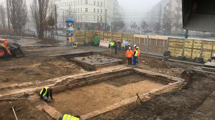 Das dunkle Rechteck innerhalb der Grundmauern des eingeebneten Schuppens ist der verschüttete Schacht zum Tunneleingang.