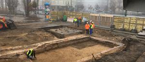 Das dunkle Rechteck innerhalb der Grundmauern des eingeebneten Schuppens ist der verschüttete Schacht zum Tunneleingang.