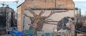 Das Gemälde auf der Brandwand wird zugebaut.