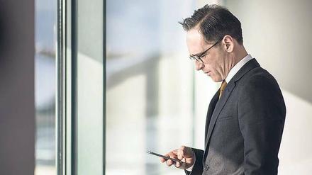 Schlechte Nachrichten. Das Netzwerkdurchsetzungsgesetz von Heiko Maas soll geltendes Recht im Netz durchsetzen – ohne Juristen nicht so einfach. 