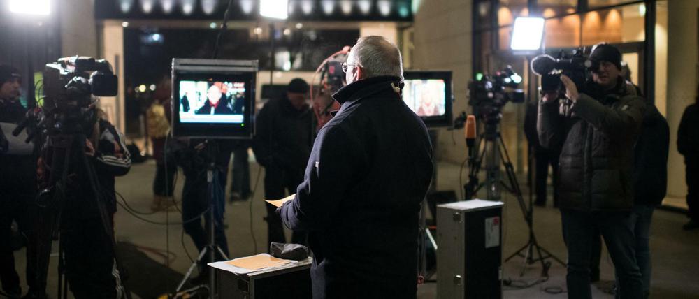 Auch Journalisten müssen bei den Sondierungen eine Nachtschicht einlegen.