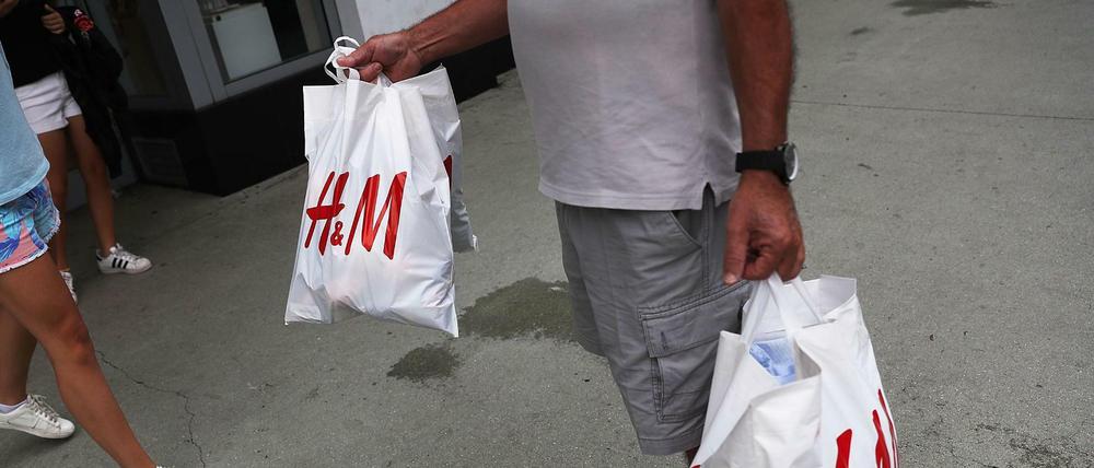 Schwere Lasten haben nicht nur die Kunden von H&amp;M zu tragen. 