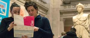 Besucher im Eingangsbereich des Metropolitan Museums.