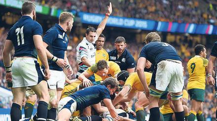 Alles hört auf mich. Der südafrikanische Schiedsrichter Craig Joubert (weißes Shirt) im Einsatz bei der WM 2015. 