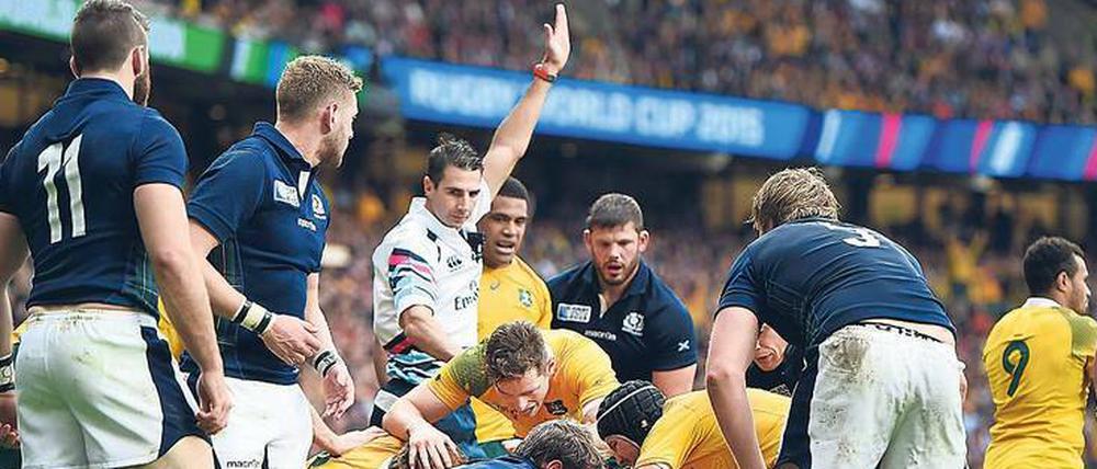 Alles hört auf mich. Der südafrikanische Schiedsrichter Craig Joubert (weißes Shirt) im Einsatz bei der WM 2015.