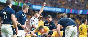 Alles hört auf mich. Der südafrikanische Schiedsrichter Craig Joubert (weißes Shirt) im Einsatz bei der WM 2015. 