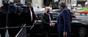 Demonstrativ freundlich begrüßten sich Martin Schulz (SPD) und Andreas Scheuer (CSU) vor den Sondierungen am Dienstag.