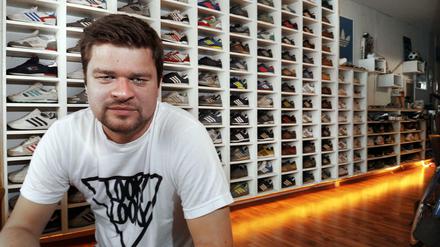 Daniel Kokscht vor seiner Schuh-Sammlung, aufgenommen 2012.