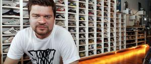 Daniel Kokscht vor seiner Schuh-Sammlung, aufgenommen 2012.