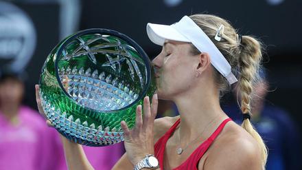 Angelique Kerber mit der Trophäe in Sydney.