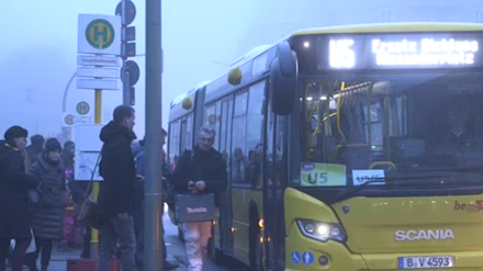 Die Haltestelle in Richtung Alexanderplatz befindet sich am östlichen Ausgang der Station Strausberger Platz an der Lebuser Straße. 