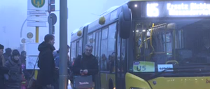 Die Haltestelle in Richtung Alexanderplatz befindet sich am östlichen Ausgang der Station Strausberger Platz an der Lebuser Straße. 