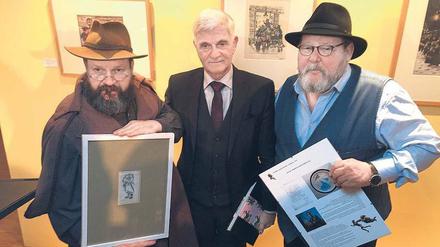 Ihr Milljöh. Urenkel Hein-Jörg Preetz-Zille feierte am Mittwoch den 160. Geburstag des Künstlers mit Walter Plathe (re.) und Zille-Darsteller Albrecht Hoffmann.