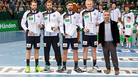 Die deutsche Mannschaft um Kapitän Uwe Gensheimer startet heute gegen Montenegro (Beginn 17.15 Uhr, live im ZDF) in das Turnier. Foto: Monika Skolimowska/dpa