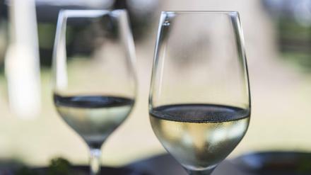 Noch ein Gläschen? Wer Alkohol ablehnt, wird oft schief angeguckt. 