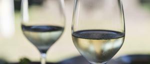 Noch ein Gläschen? Wer Alkohol ablehnt, wird oft schief angeguckt. 