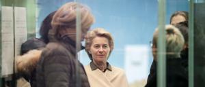Ursula von der Leyen (CDU) nach einem kurzen Spaziergang während der Sondierungsgespräche neben Julia Klöckner (l) im Fahrstuhl. 