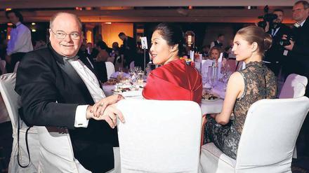Als Ehrengäste begrüßt. Walter Kohl mit seiner Ehefrau Kyung-Sook Kohl und Nichte am Samstagabend beim Berliner Presseball im Hotel Maritim. Foto: Davids, Sven Damer