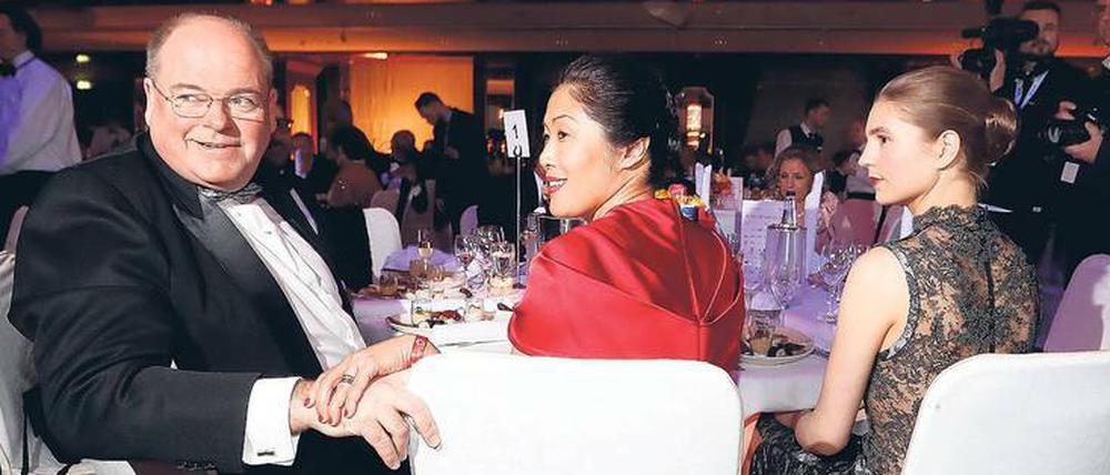 Als Ehrengäste begrüßt. Walter Kohl mit seiner Ehefrau Kyung-Sook Kohl und Nichte am Samstagabend beim Berliner Presseball im Hotel Maritim. Foto: Davids, Sven Damer