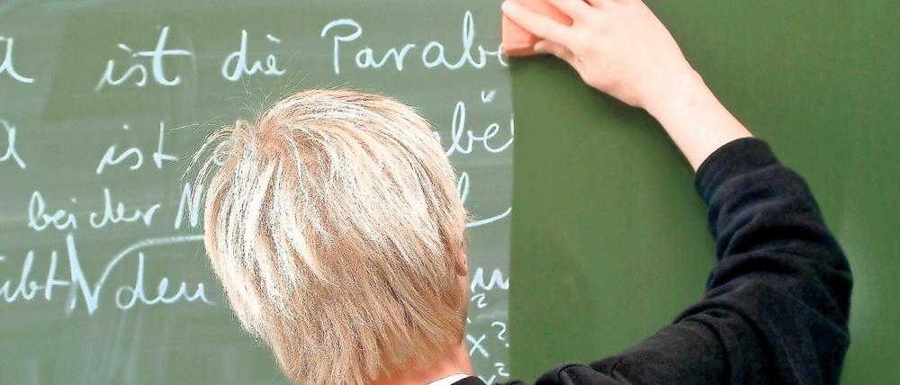 Lehrer bleiben noch auf Jahre knapp - besonders an Grundschulen und in Mangelfächern wie Mathematik, Physik, Chemie, Informatik und Musik .