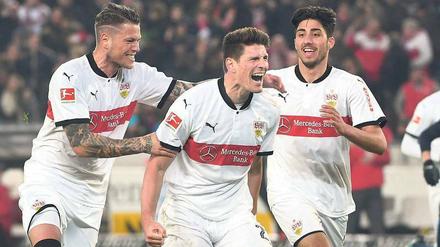 Wie zu Teenagerzeiten. Mario Gomez jubelt im VfB-Trikot. Foto: Marijan Murat/dpa