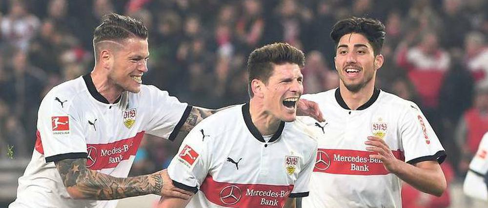 Wie zu Teenagerzeiten. Mario Gomez jubelt im VfB-Trikot. Foto: Marijan Murat/dpa
