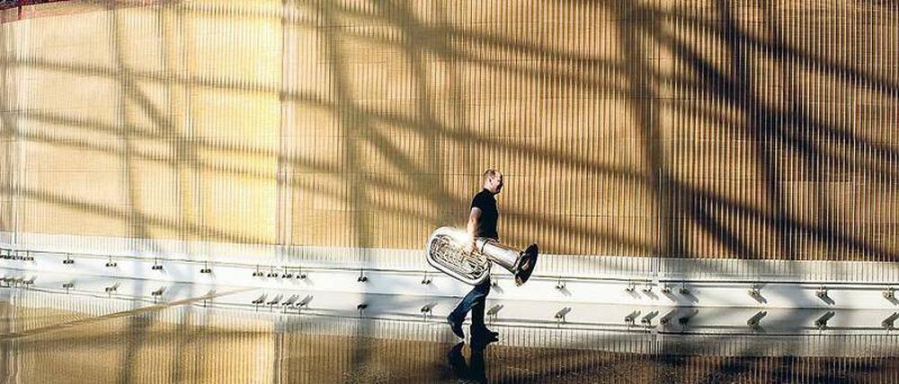 Wo bitte geht’s hier zur Bühne? Tubist Alexander von Puttkamer 2011 in Peking.