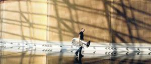 Wo bitte geht’s hier zur Bühne? Tubist Alexander von Puttkamer 2011 in Peking.