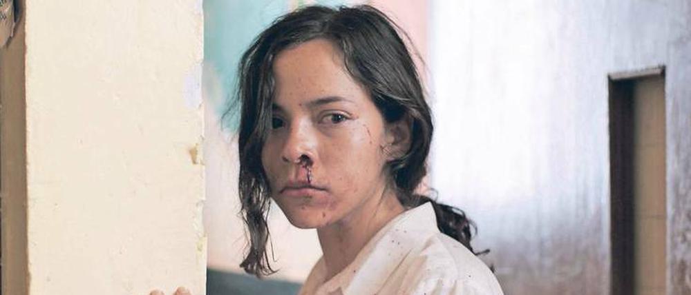 Horror und Begehren. Die junge Mutter Alejandra (Ruth Ramos) lebt in einer unglücklichen Ehe mit Ángel, der eine Affäre mit ihrem Bruder hat.