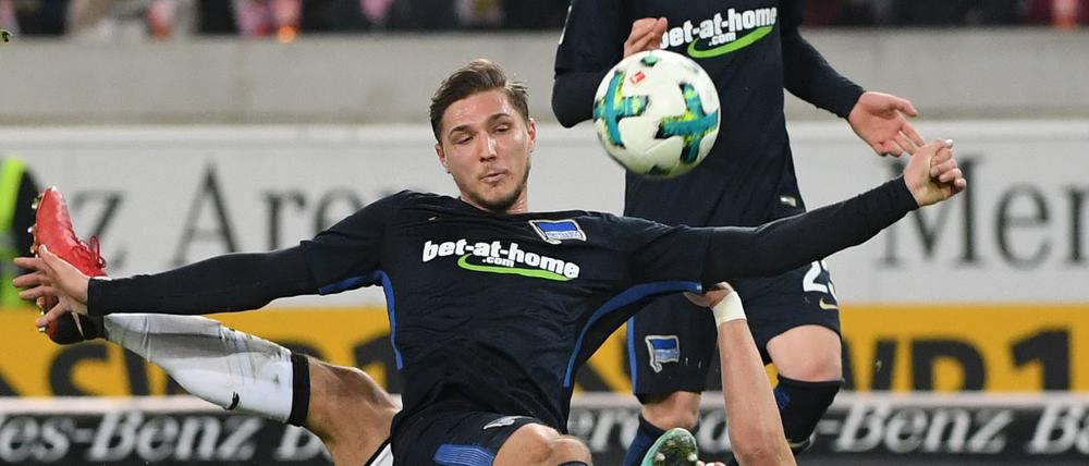 Stuttgarts Mario Gomez (unten) und Berlins Niklas Stark unmittelbar vor dem Tor zum 0:1 aus Hertha-Sicht. 