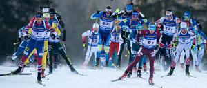 Die Teilnehmer der Staffel mit Lars Helge Birkeland (vorne links) aus Norwegen und Alexei Wolkow (vorne rechts) aus Russland.