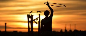 Sonnenuntergang und Hula-Hoop auf dem Tempelhofer Feld.