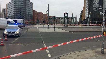 Der Potsdamer Platz ist abgeriegelt. Der weiße Kastenwagen links gehört den Entschärfern der Polizei.