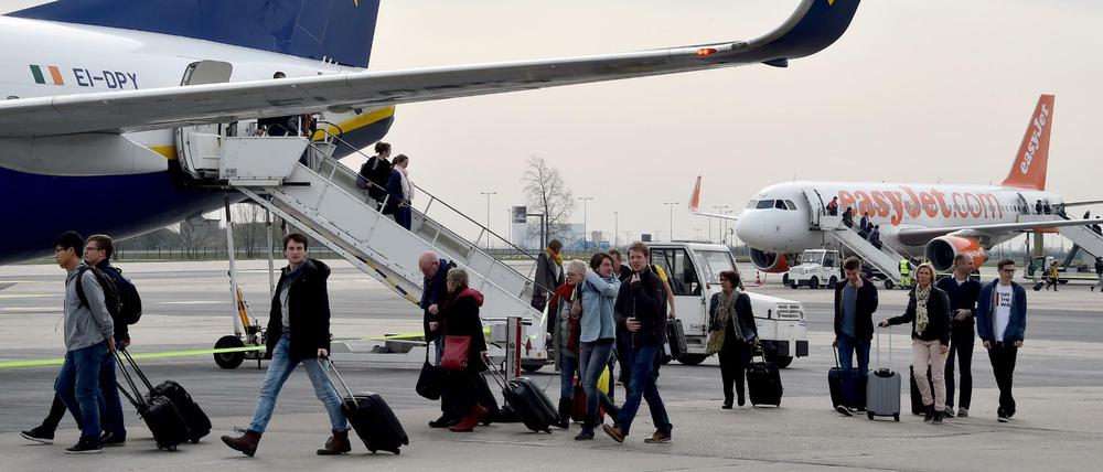 Da immer mehr Passagiere mit kleinen Rollkoffern reisen, passt Ryanair seine Gepäckregeln an.