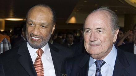 Der damalige FIFA-Präsident Sepp Blatter (r) spricht am 08.05.2009 mit dem damaligen Präsidenten der asiatischen Fußball-Konföderation (AFC) Mohamed bin Hammam beim AFC Kongress in Kuala Lumpur (Malaysia).