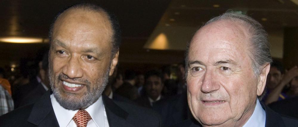 Der damalige FIFA-Präsident Sepp Blatter (r) spricht am 08.05.2009 mit dem damaligen Präsidenten der asiatischen Fußball-Konföderation (AFC) Mohamed bin Hammam beim AFC Kongress in Kuala Lumpur (Malaysia).