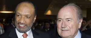 Der damalige FIFA-Präsident Sepp Blatter (r) spricht am 08.05.2009 mit dem damaligen Präsidenten der asiatischen Fußball-Konföderation (AFC) Mohamed bin Hammam beim AFC Kongress in Kuala Lumpur (Malaysia). 