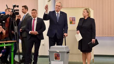 Der tschechische Präsident Milos Zeman gibt in einem Wahllokal in Prag seine Stimme ab.