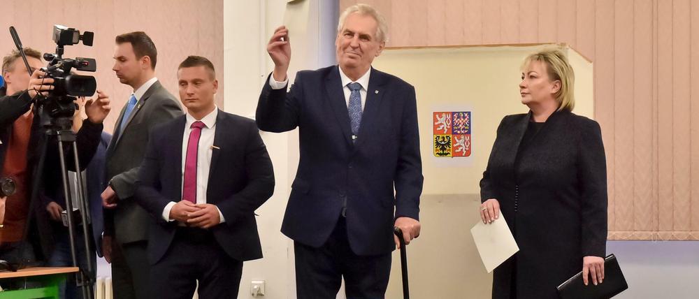 Der tschechische Präsident Milos Zeman gibt in einem Wahllokal in Prag seine Stimme ab.