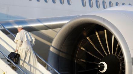Papst Franziskus besteigt sein Flugzeug und bricht zu einer Reise nach Chile und Peru auf. 