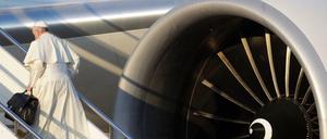 Papst Franziskus besteigt sein Flugzeug und bricht zu einer Reise nach Chile und Peru auf. 