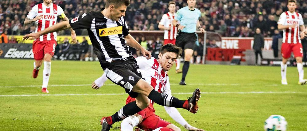 Reingegrätscht. Kein Foul, entschied Schiedsrichter Zwayer in dieser Situation. 