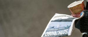 Eine Frau steht in Berlin auf der Einkaufsmeile Kurfürstendamm mit dem «Straßenfeger», einer Berliner Obdachlosenzeitung, und einem Bettelbecher in den Händen.