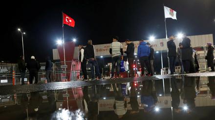Menschen warten vor dem Silivri-Gefängnis bei Istanbul, wo unter anderen Deniz Yücel in U-Haft sitzt.