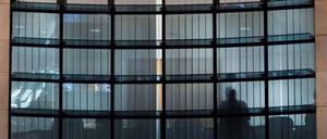 Drinnen: Sondierungsgespräche. Draußen: Gelangweilte Reporter und Polizisten. Derweil werden unbemerkt Autofenster eingeschlagen.